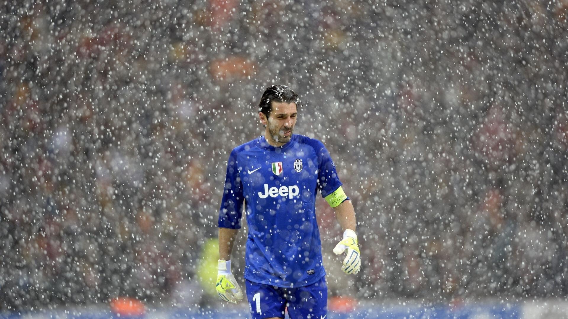 奥多伊世界波震撼全场，诺丁汉森林2-0完胜热刺，热刺防线与传球危机引发战术深度反思