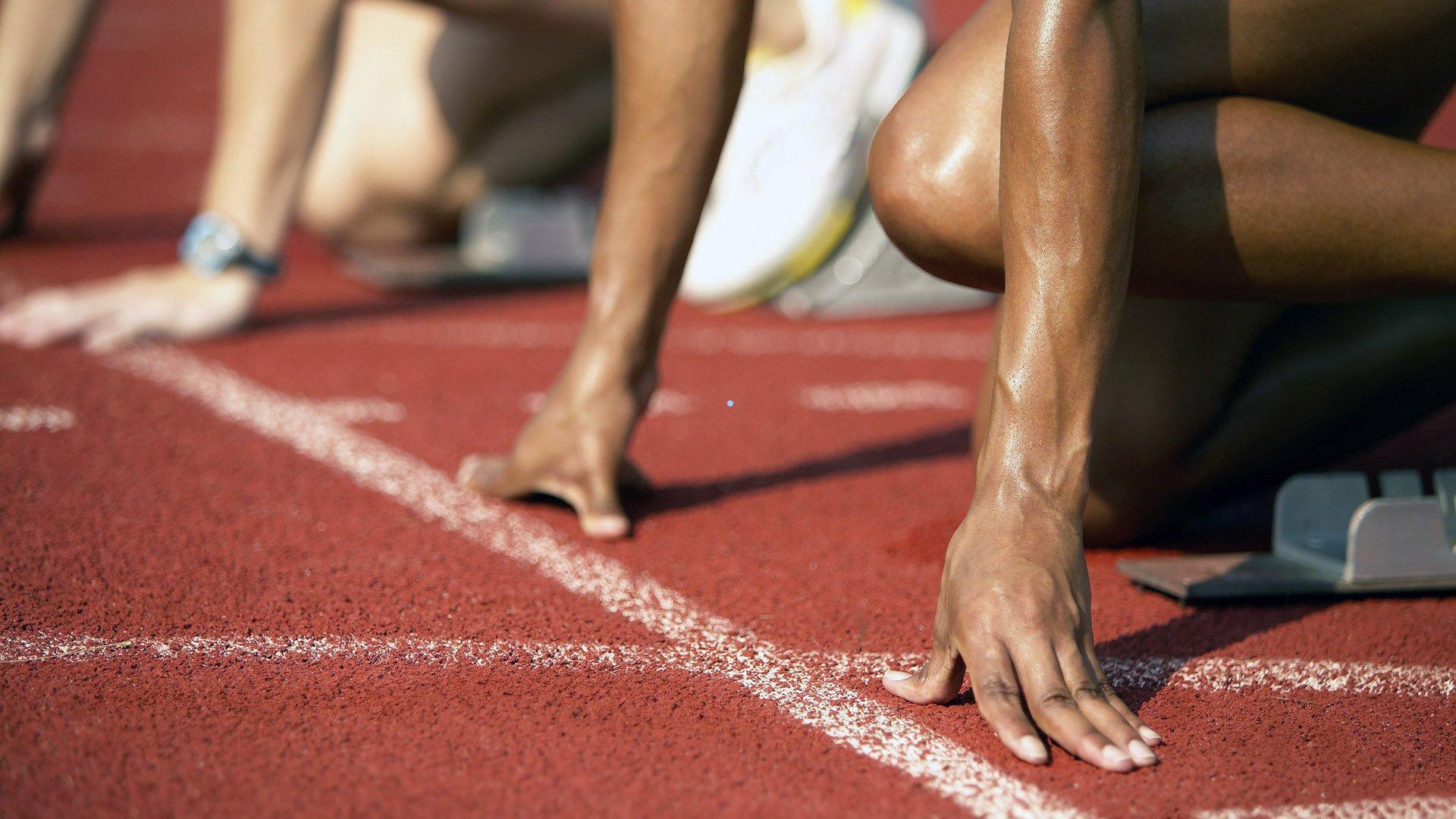 纳斯盛赞埃奇库姆攻防统治力，末节锁死布伦森助队险胜尼克斯